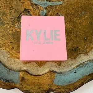 Kylie pressed illuminating powder